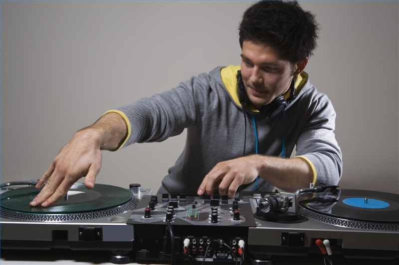 default-ehow-images-a01-us-01-become-dj-800x800.jpg